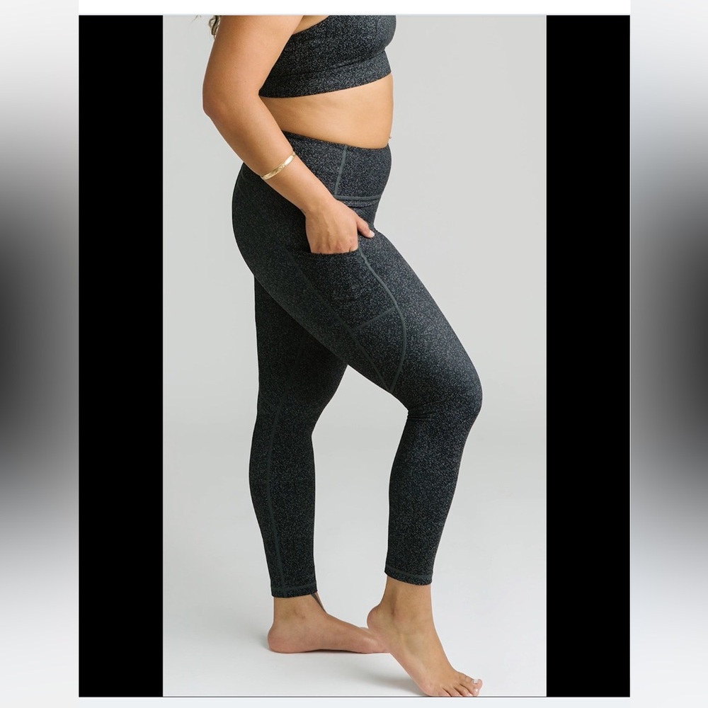NWT Black Static Pocket Light n Tight 7/8 24"  size 4